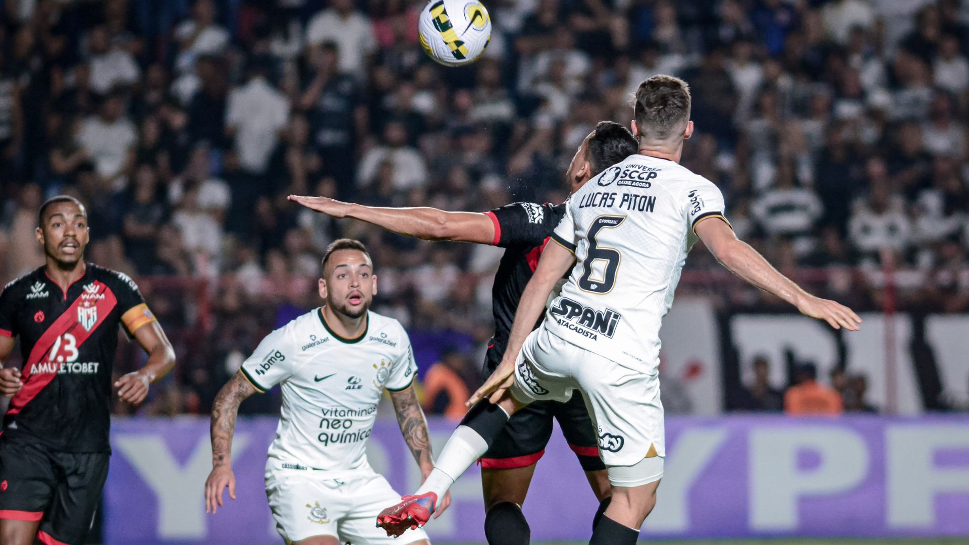 Corinthians em campo contra o Atlético-GO