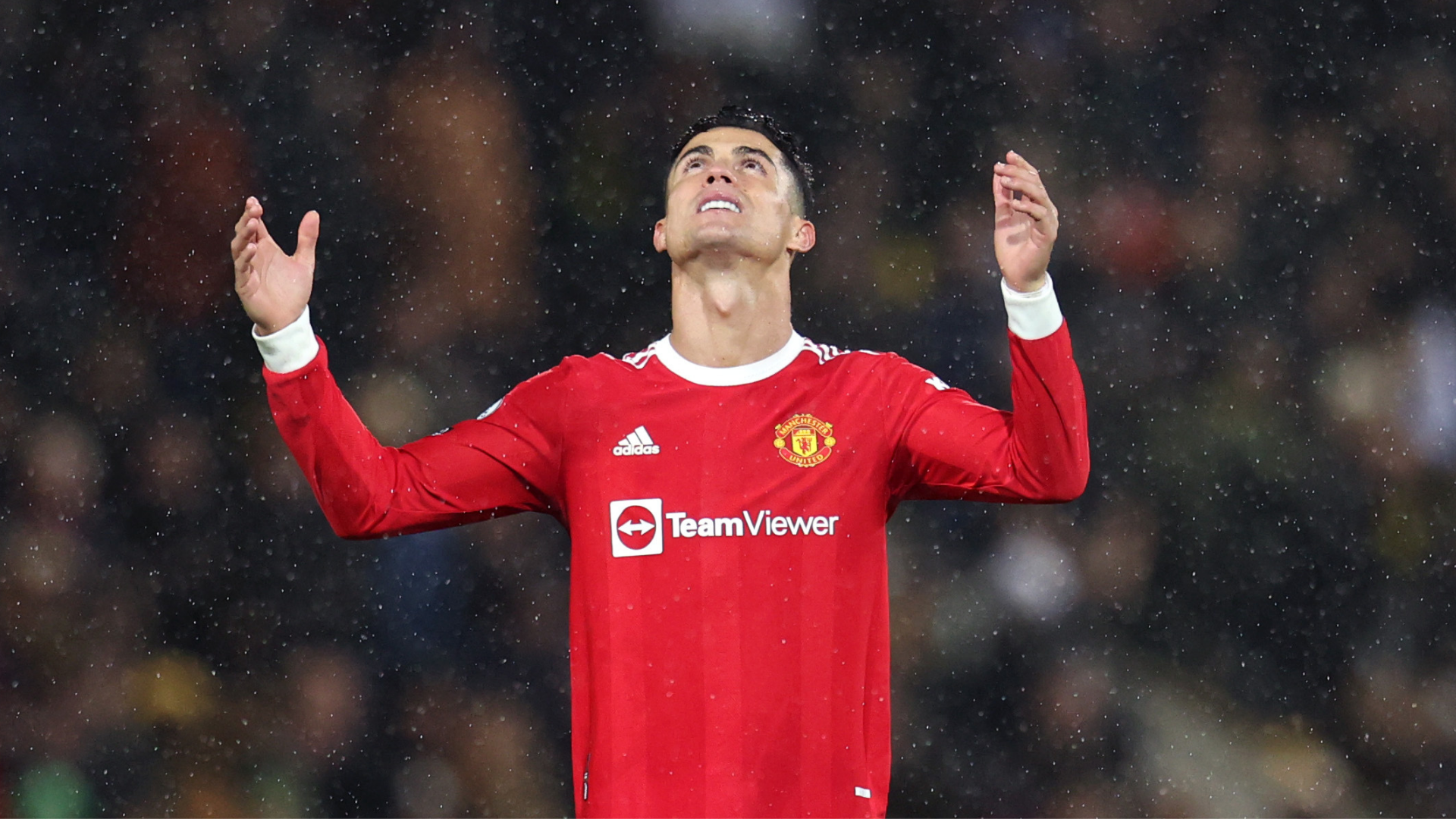 Cristiano Ronaldo com as mãos para o céu