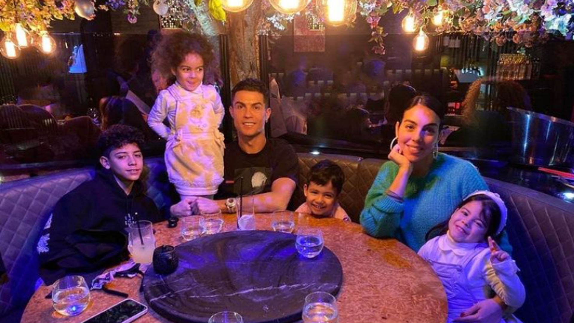 Cristiano Ronaldo reunido com sua família antes do nascimento da filha
