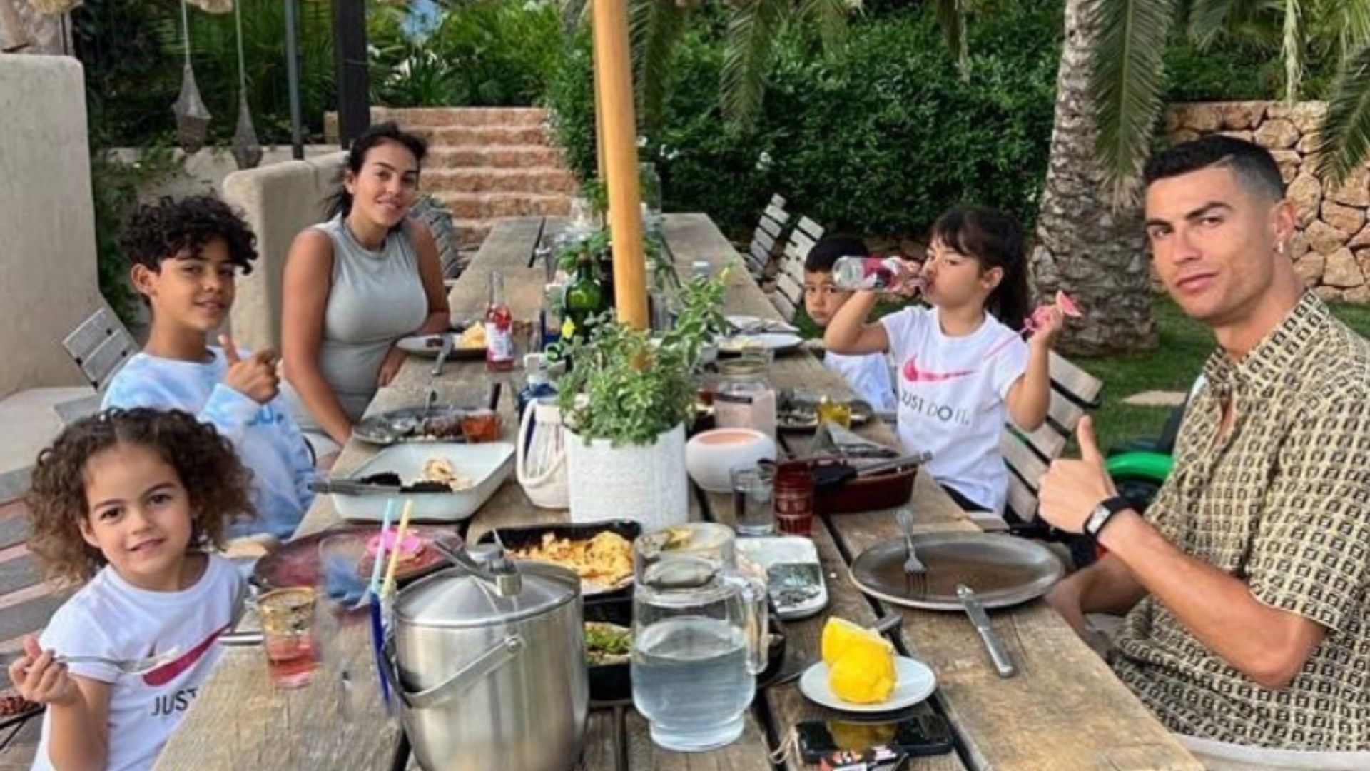 Cristiano Ronaldo reunido com a família durante as férias