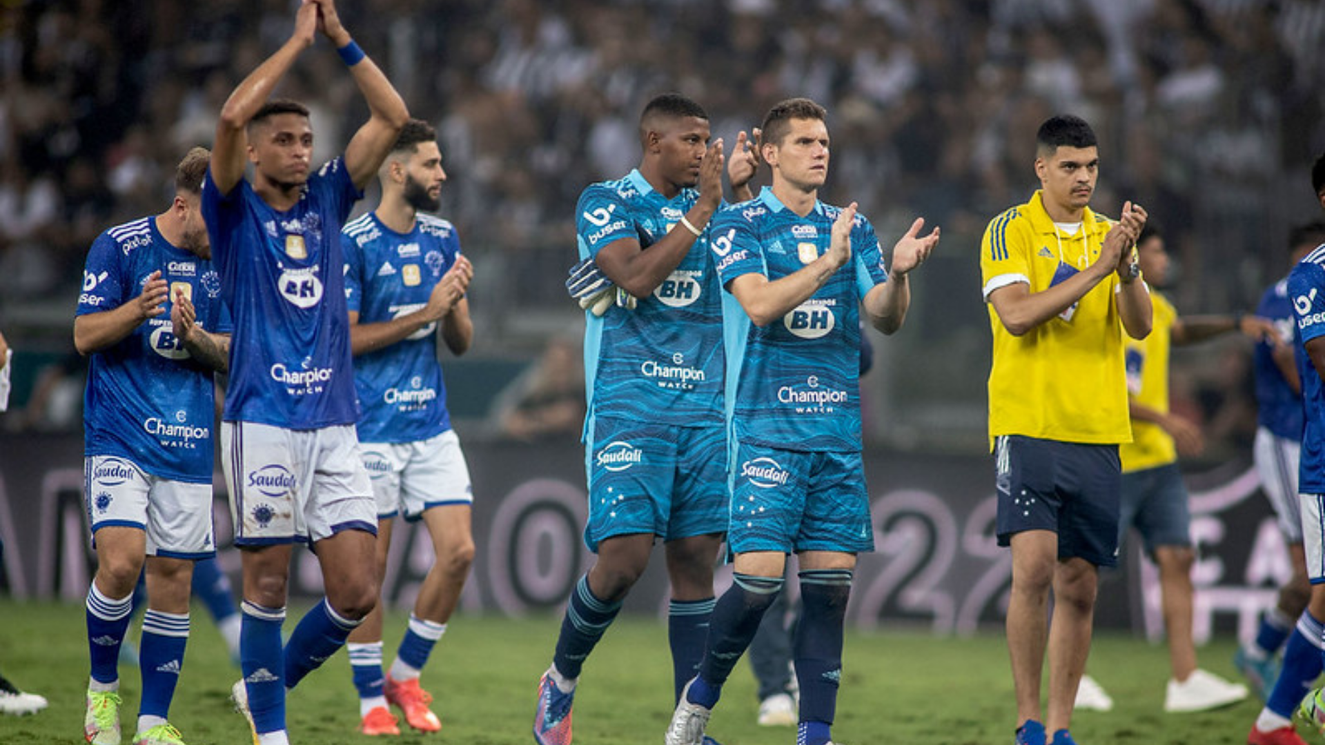 Elenco do Cruzeiro agradece torcida