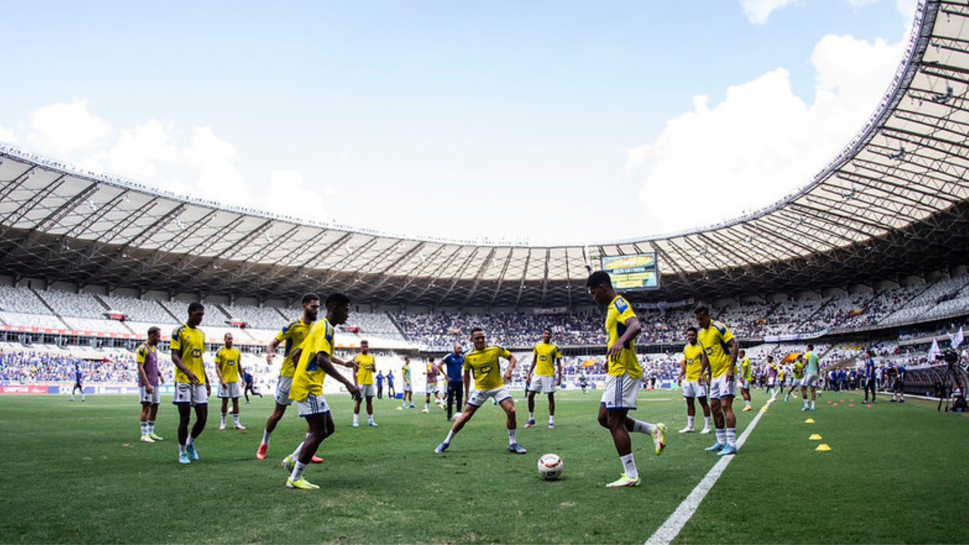 Cruzeiro em campo antes do início da partida do Brasileirão Série B