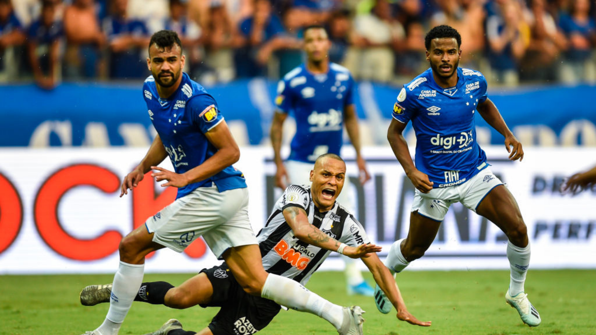 Fabrício Bruno em ação com a camisa do Cruzeiro