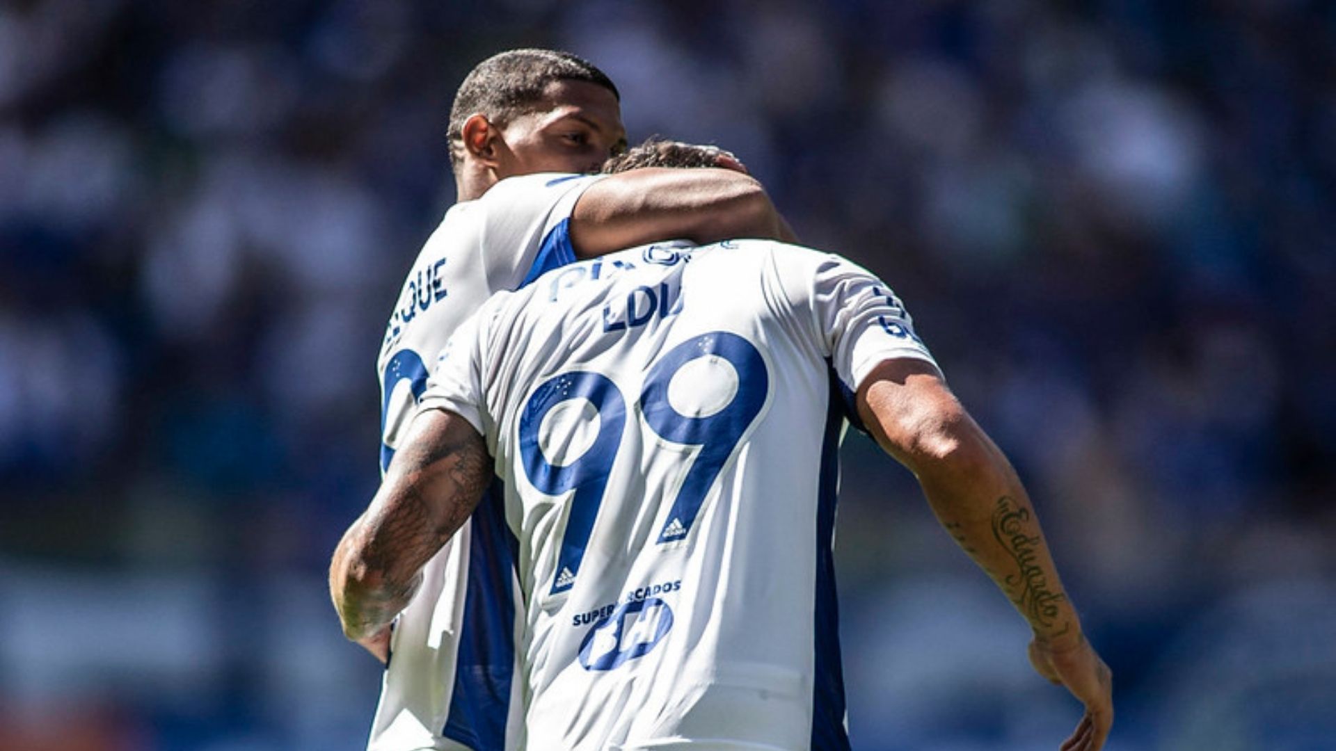 Jogadores do Cruzeiro se abraçando em campo