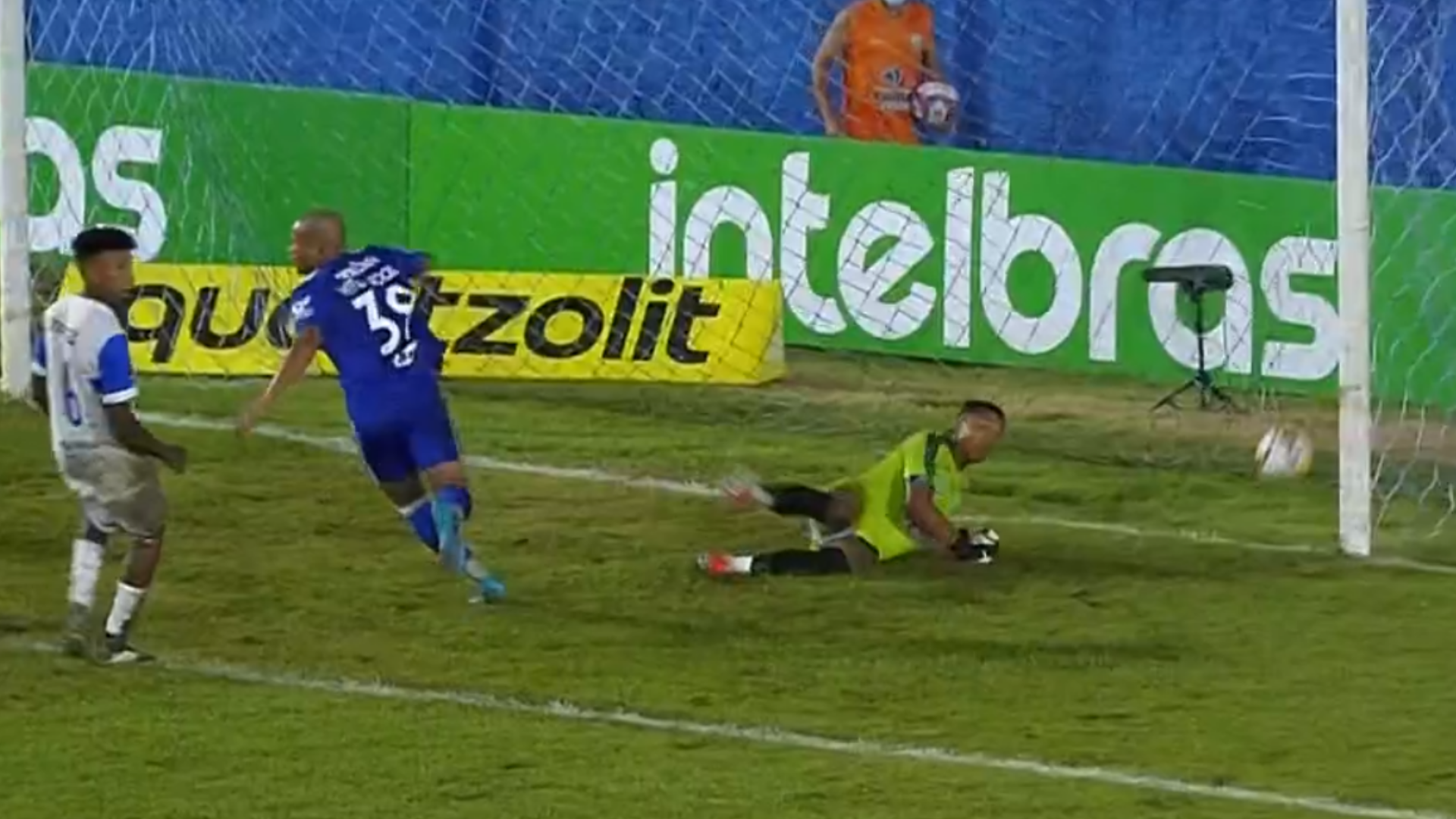 Vitor Roque fazendo o gol
