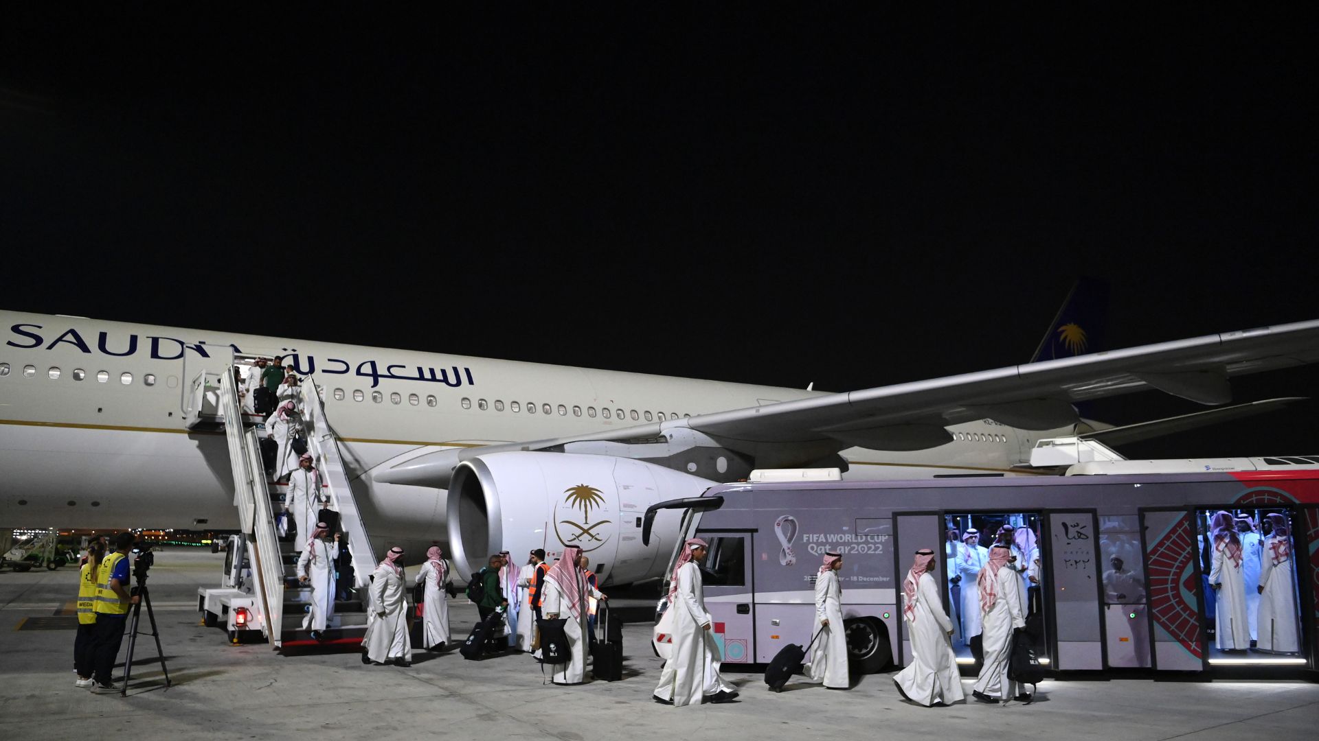 Delegação saudita desembarcando no Catar (Crédito: Getty Images)