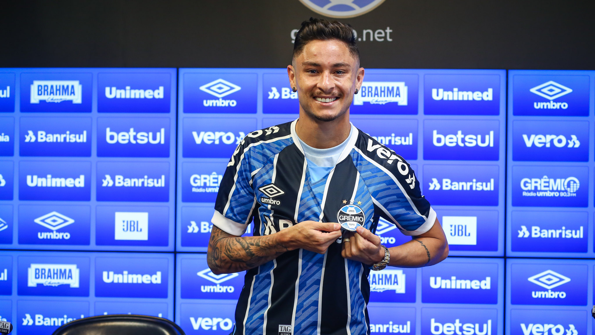 Diogo Barbosa com a camisa do Grêmio