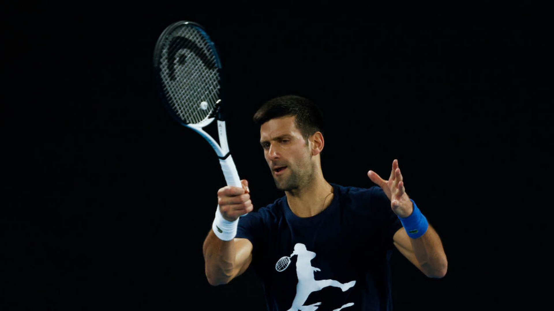 Djokovic com a raquete na mão