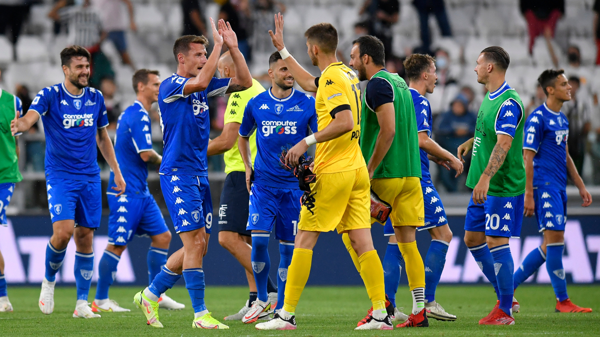 Jogadores do Empoli comemoram vitória sobre a Juventus