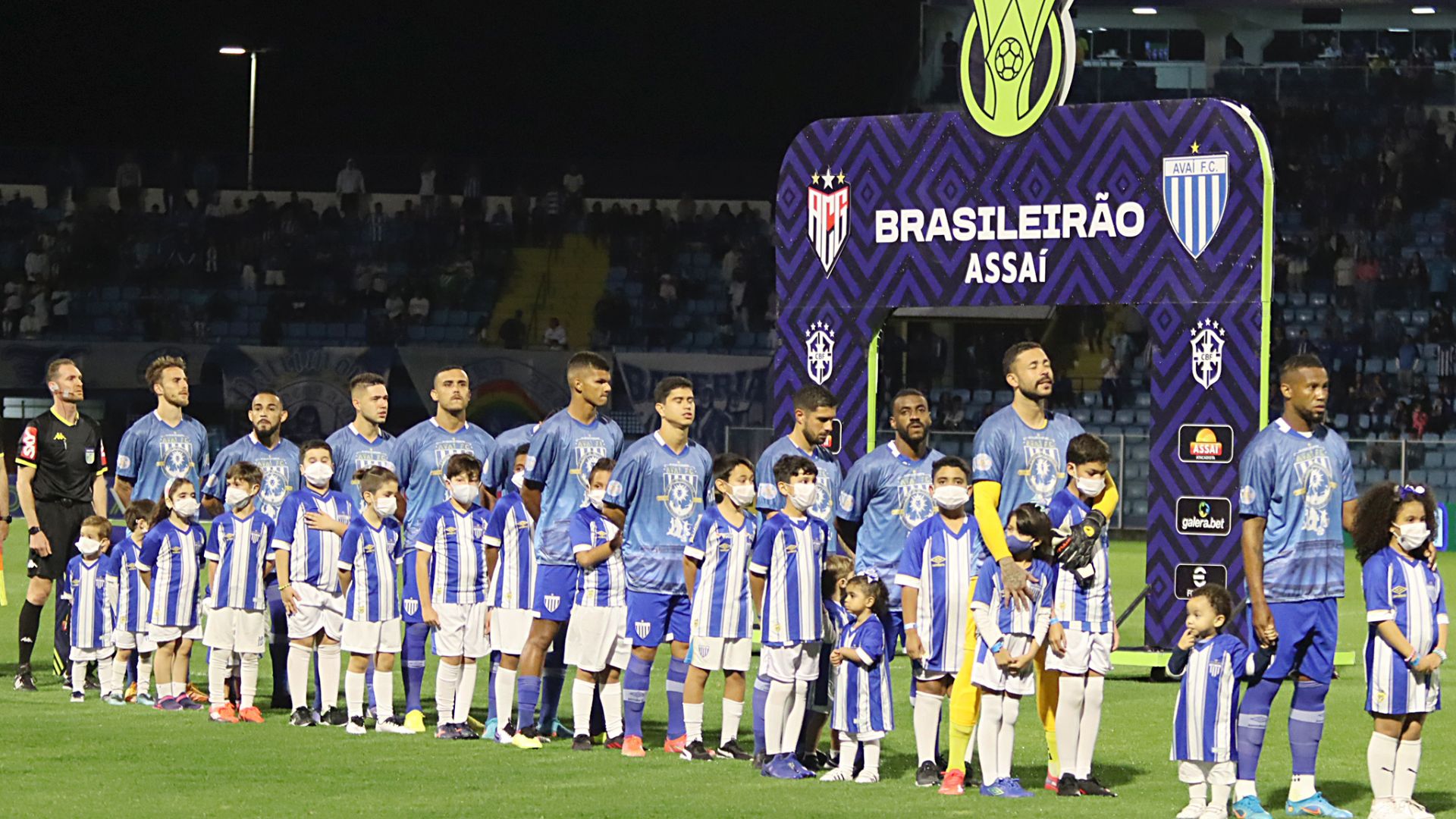 Equipe do Avaí contra o Atlético-GO