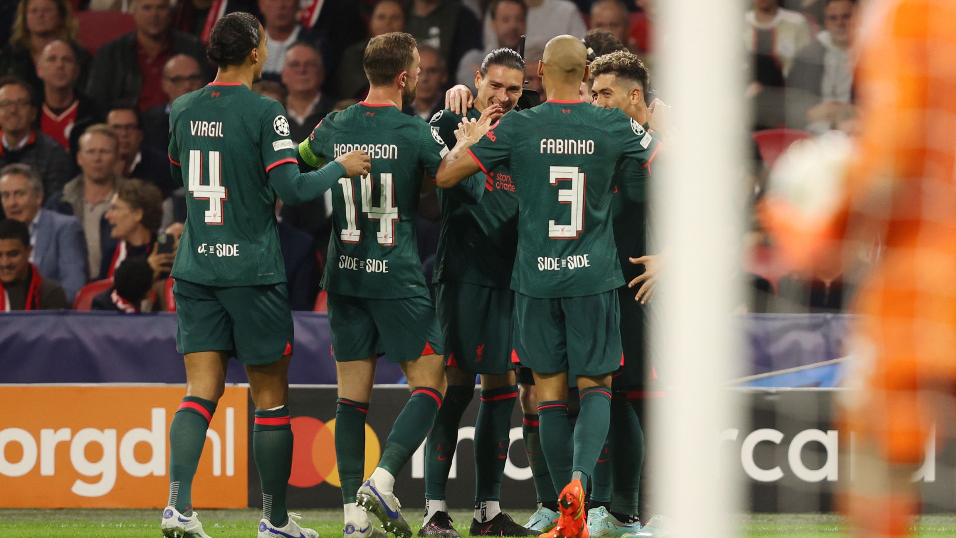 Equipe do Liverpool comemorando o gol de Darwin Núñez 