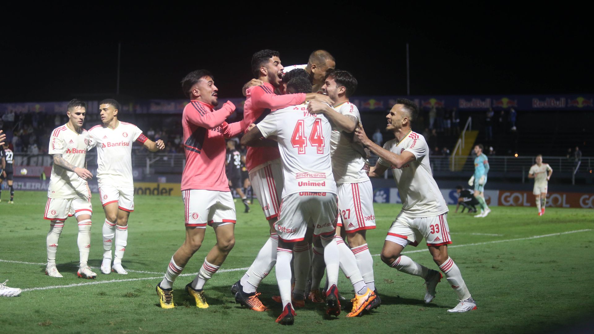 Equipe do Internacional comemorando gol no último confronto com o Bragantino