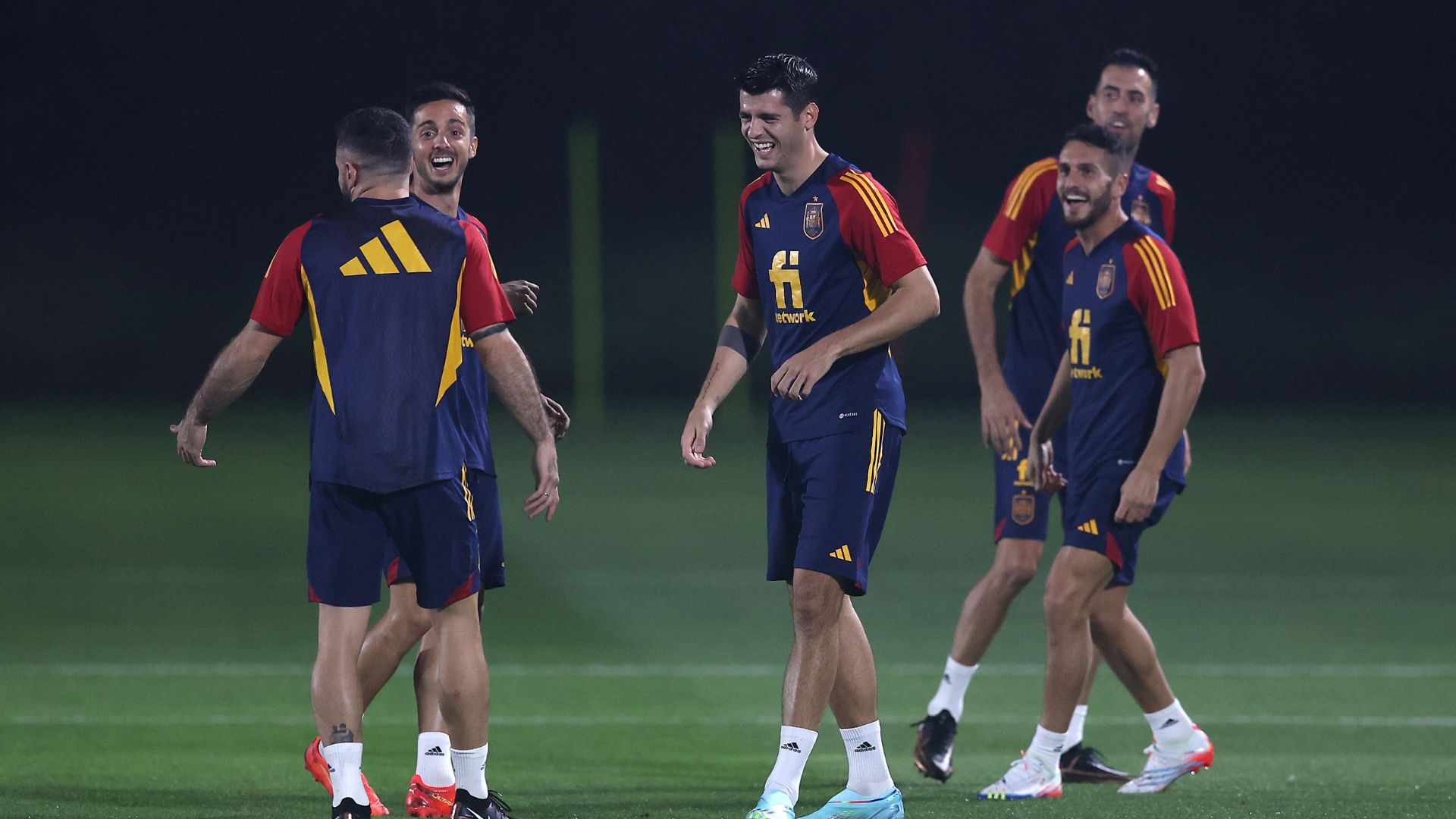Espanha em treinamento coletivo no Catar (Crédito: Getty Images)