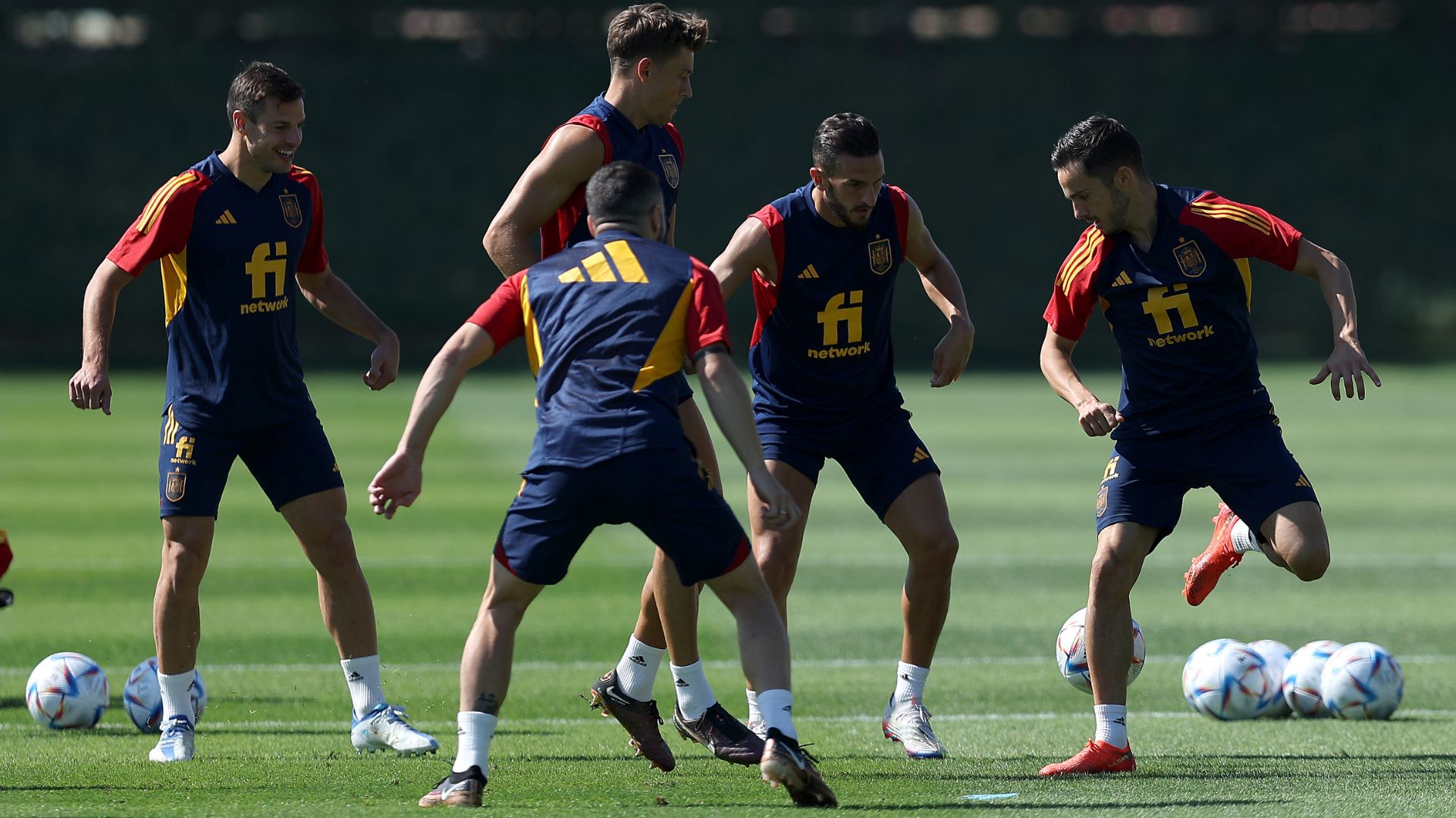 Elenco da Espanha treina para enfrentar a Alemanha na Copa do Mundo