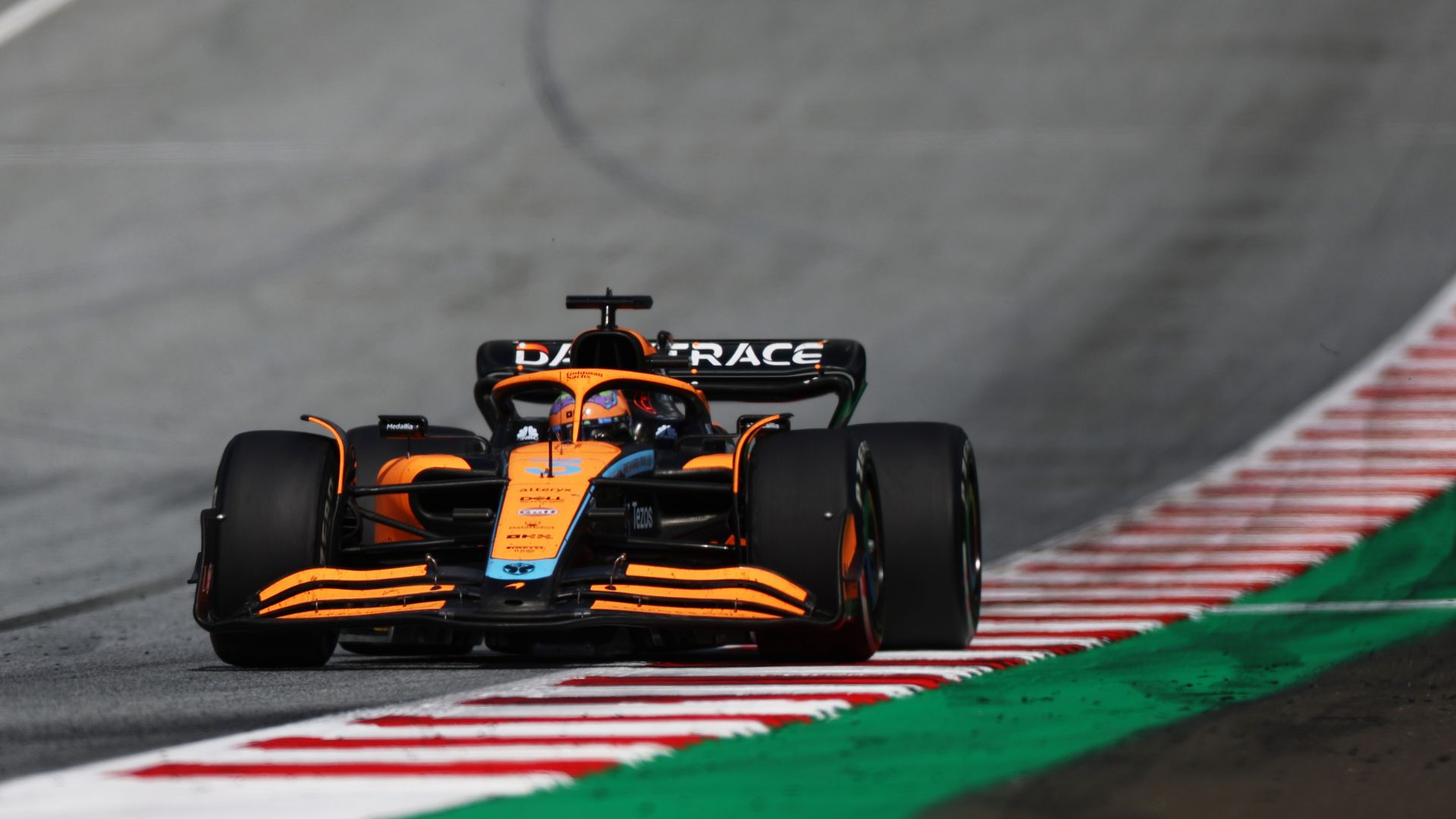 Daniel Ricciardo defendendo a McLaren na Fórmula 1