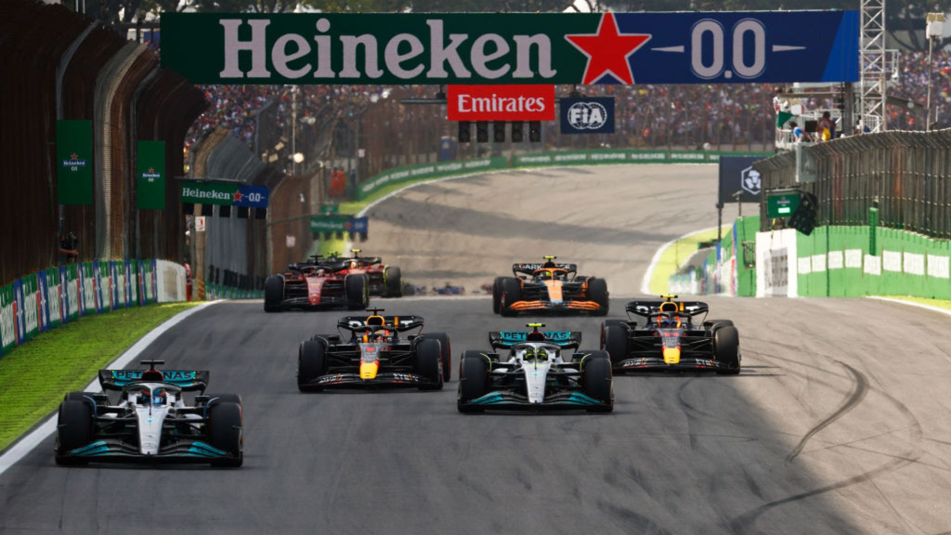 Carros da F1 no circuito de Interlagos