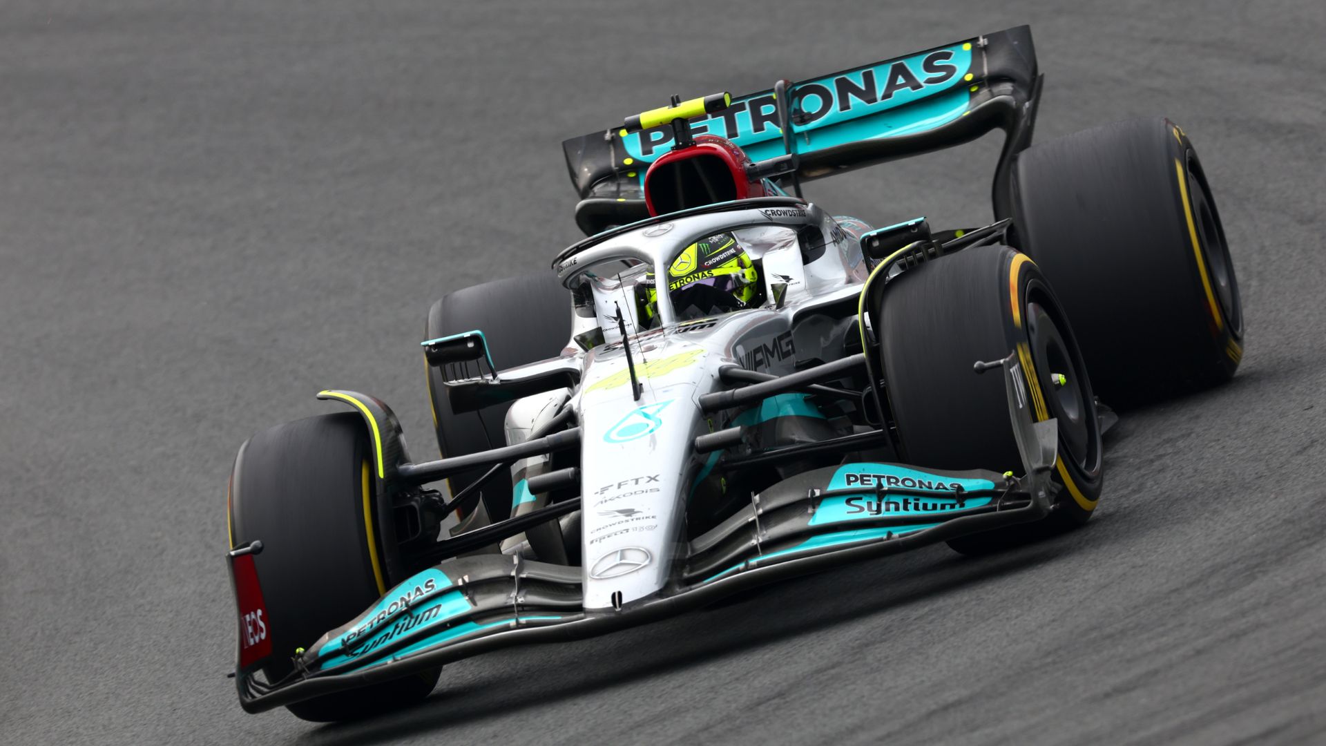 Lewis Hamilton pilotando pela Mercedes na F1