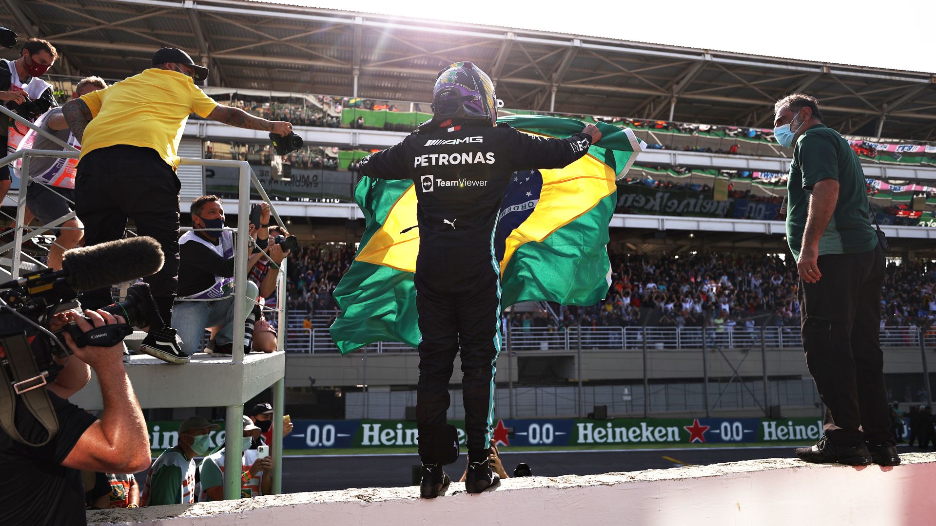 Lewis Hamilton, da F1, com a bandeira do Brasil