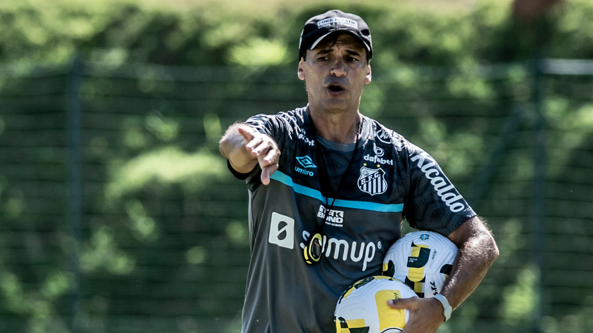Fabián Bustos estreia no comando do Santos