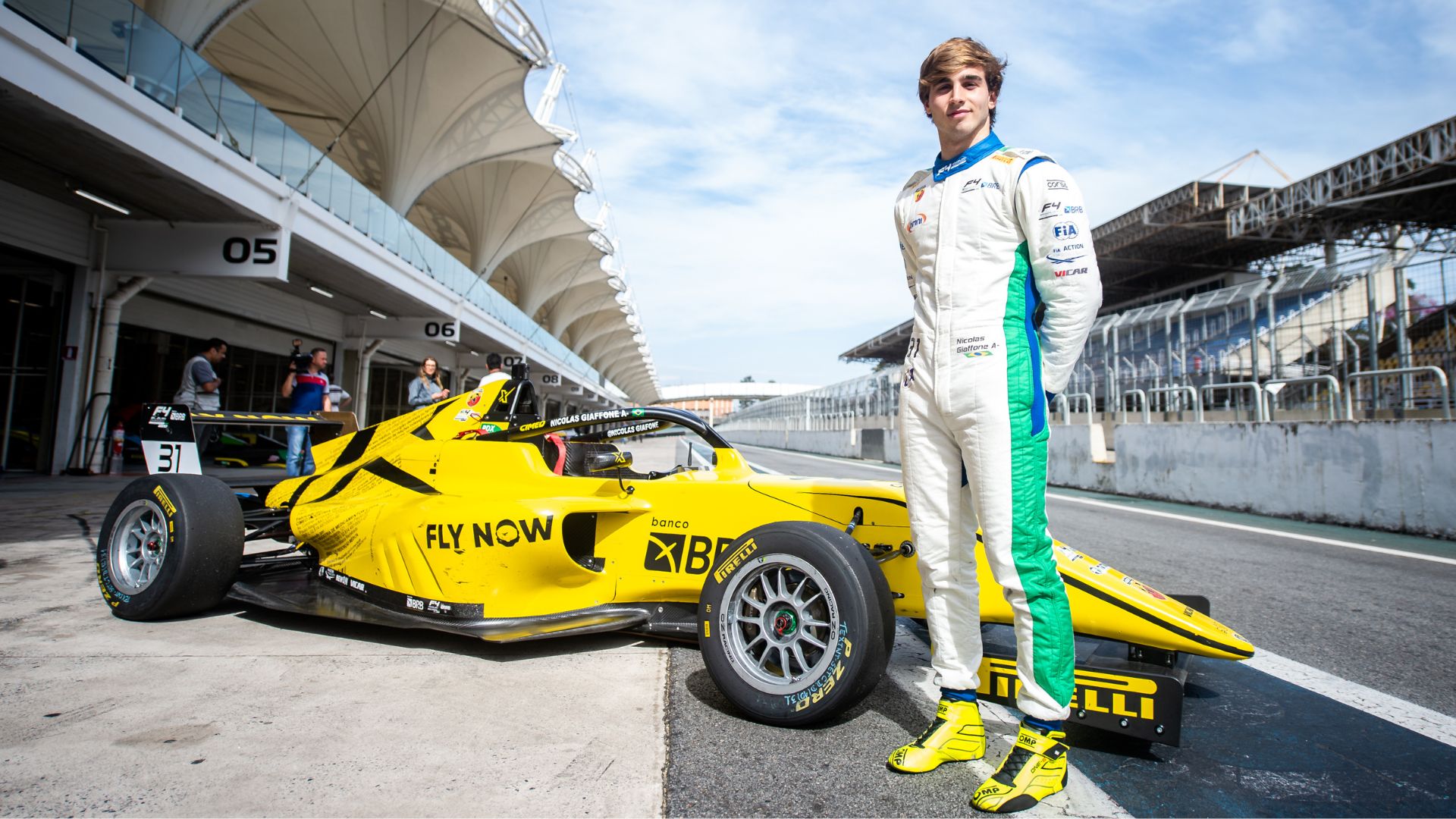 Felipe Giaffone segue os passos do pai no automobilismo