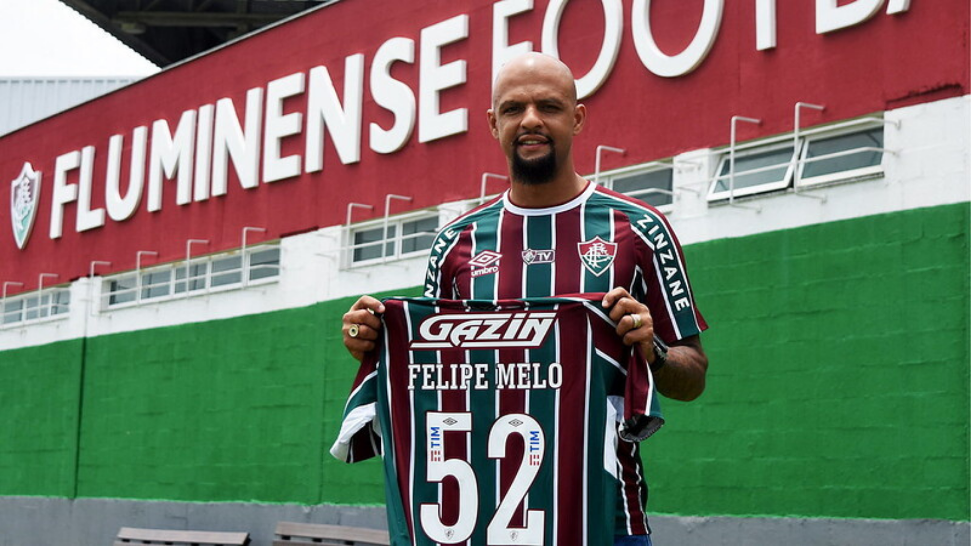 Felipe Melo, jogador do Fluminense segurando a camisa do clube