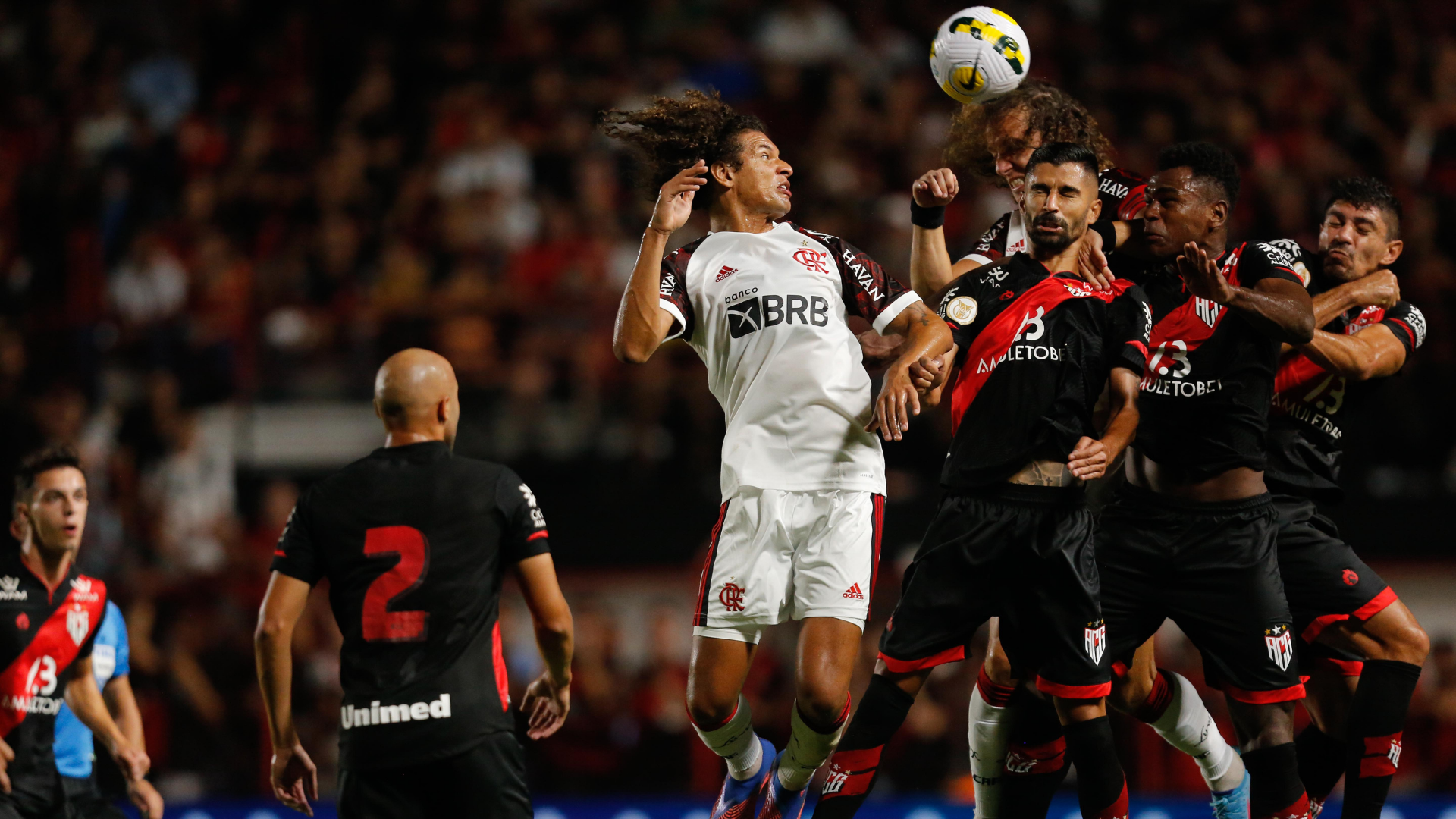 Flamengo e Atlético-GO em campo