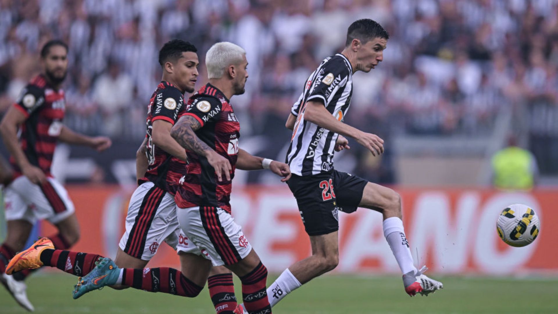 Flamengo e Atlético-MG em campo pela Copa do Brasil