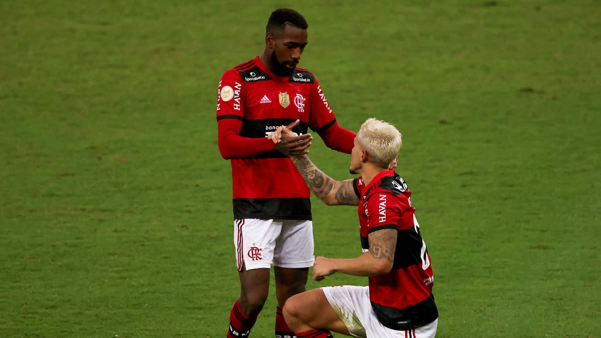 Gerson e Pedro defendendo o Flamengo