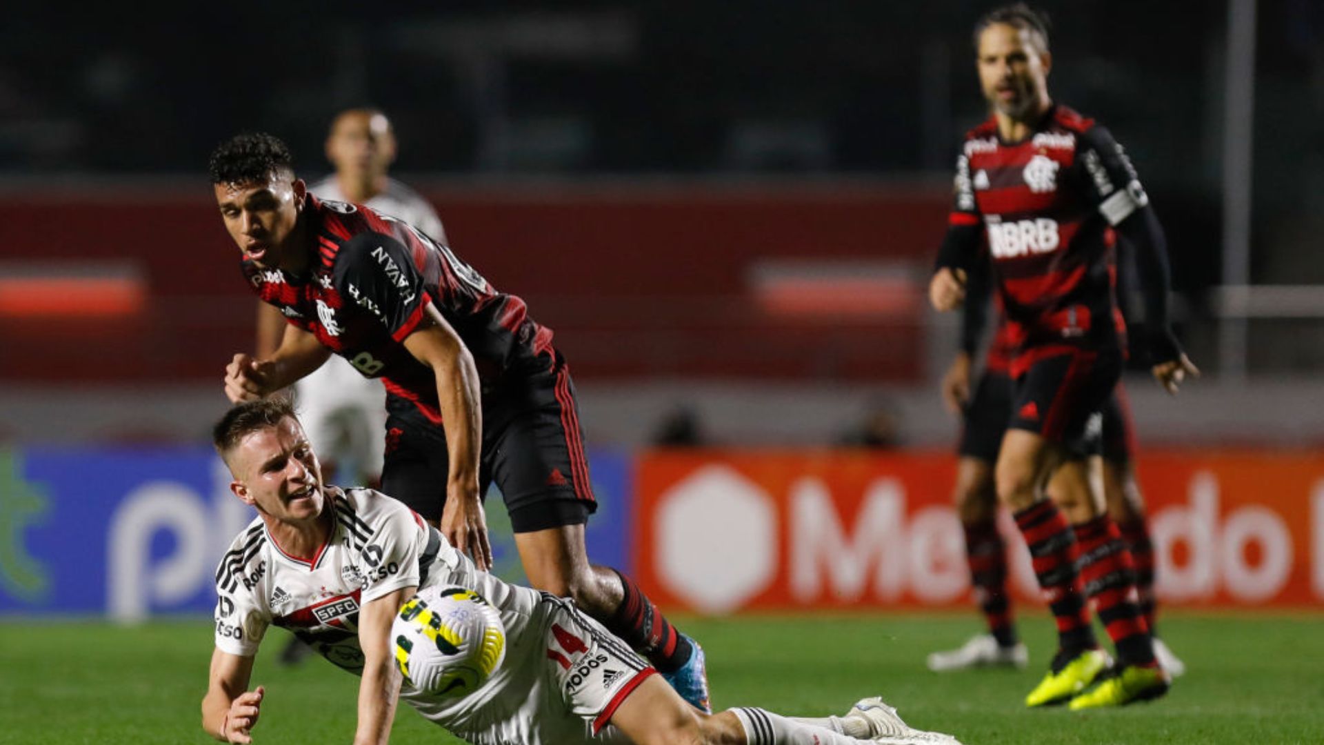 Flamengo e São Paulo em ação no Brasileirão