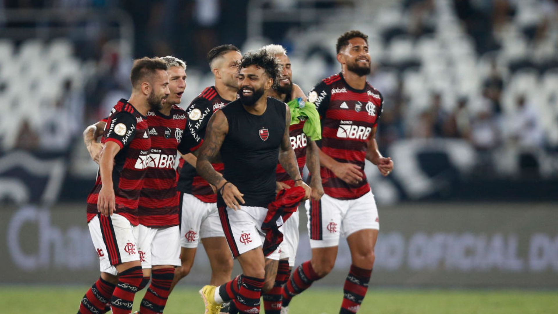 Flamengo vibrando com vitória no clássico