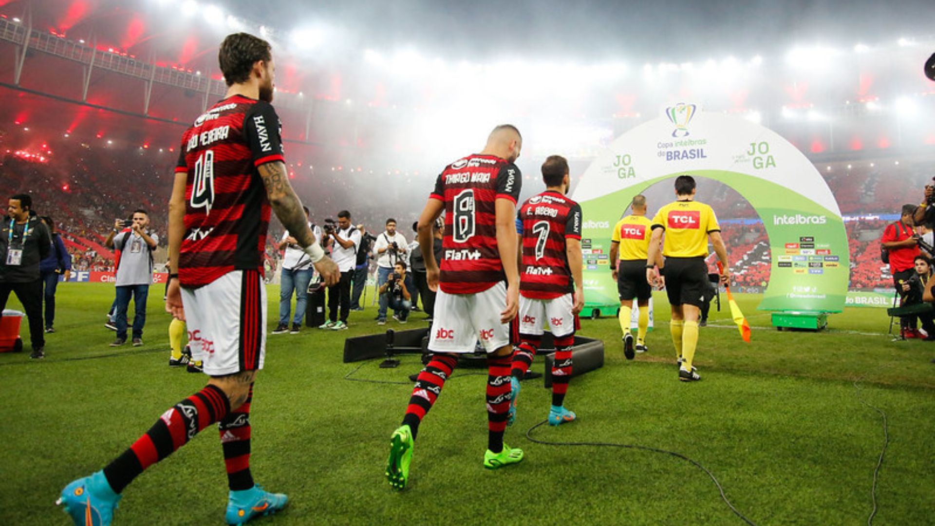 Jogadores do Flamengo entrando em campo pela Copa do Brasil