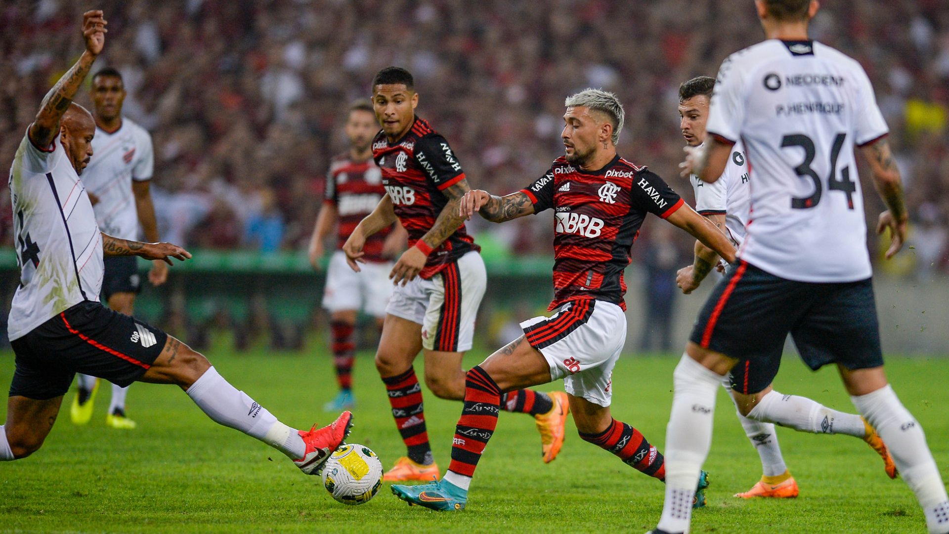 Flamengo e Athletico-PR em ação na Copa do Brasil