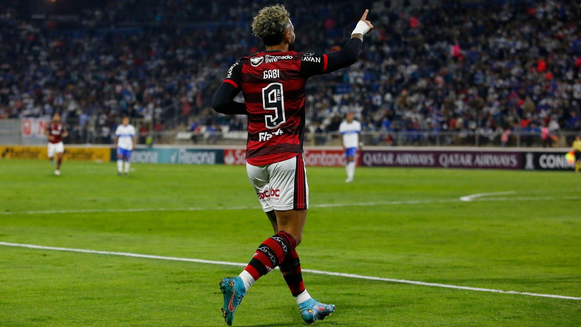 Flamengo em campo comemorando com Gabigol