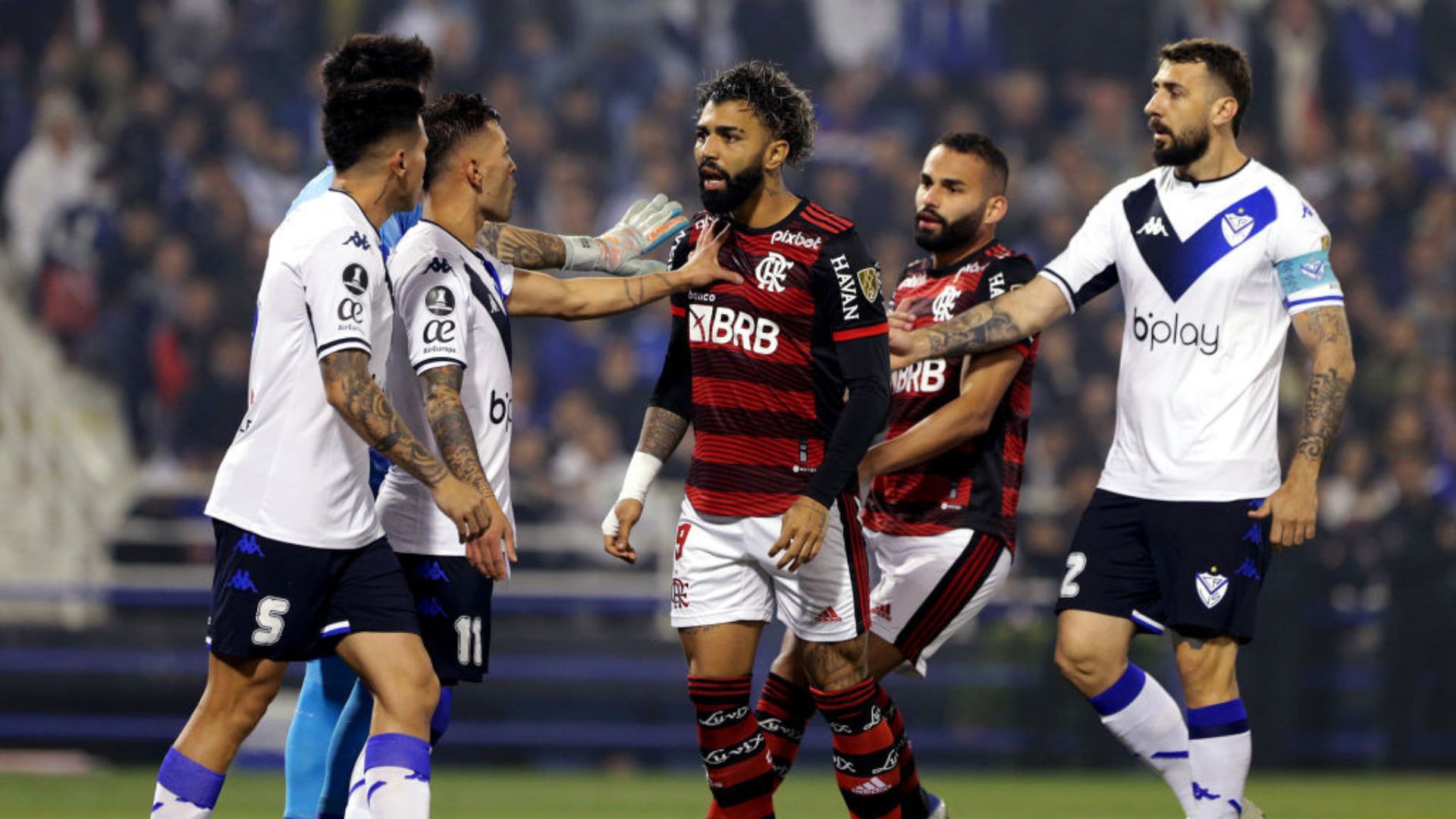 Flamengo em ação diante do Vélez