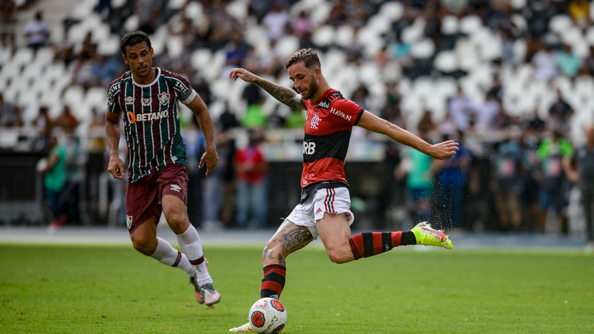 Jogadores de Flamengo e Fluminense no clássico carioca