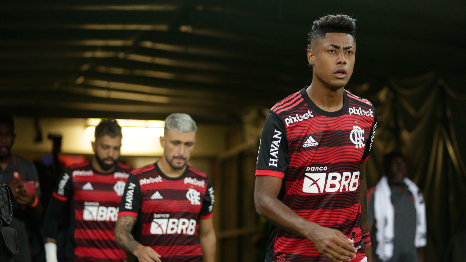 Jogadores do Flamengo entrando em campo