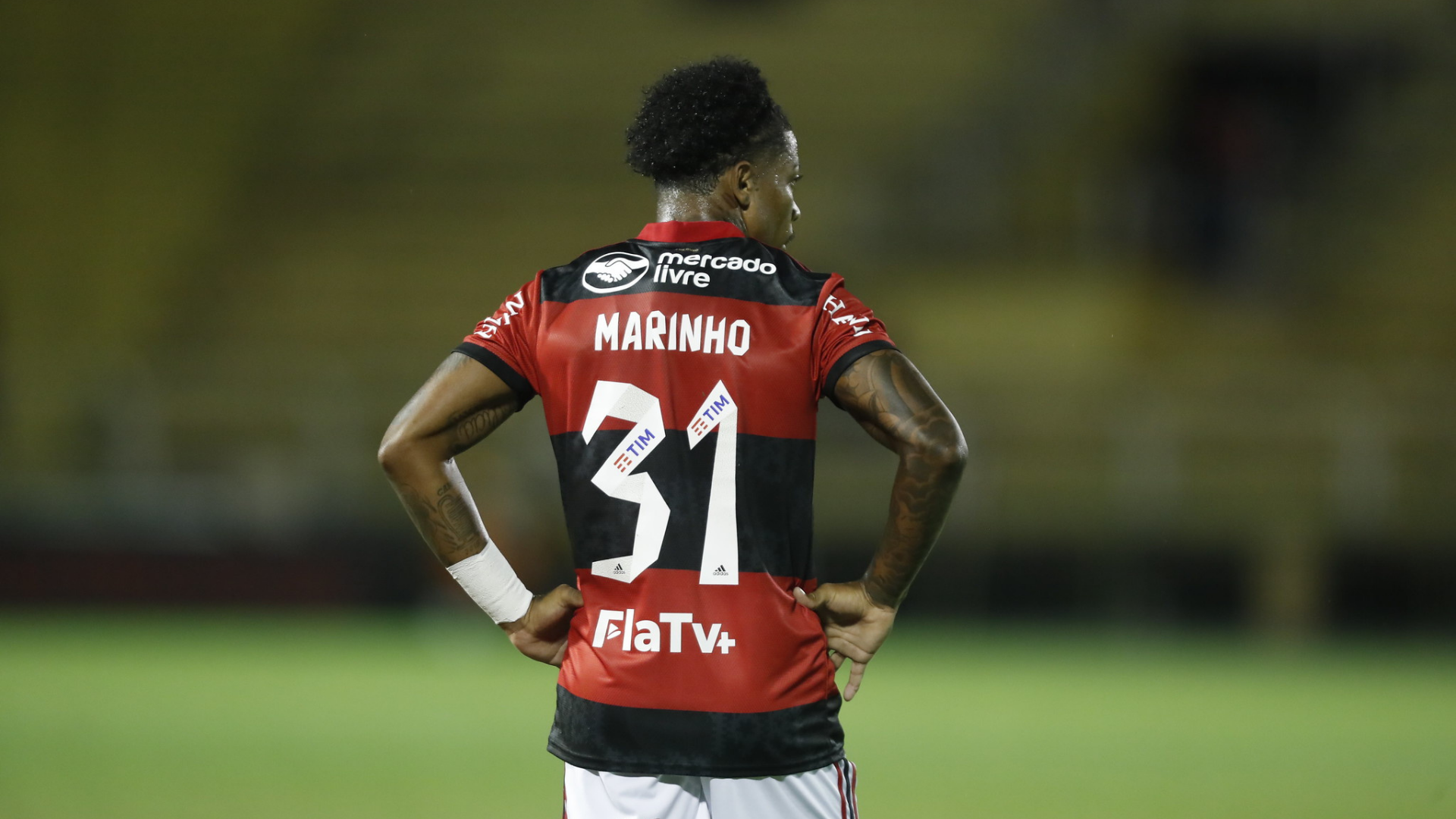Marinho com as mãos na cintura no jogo do Flamengo