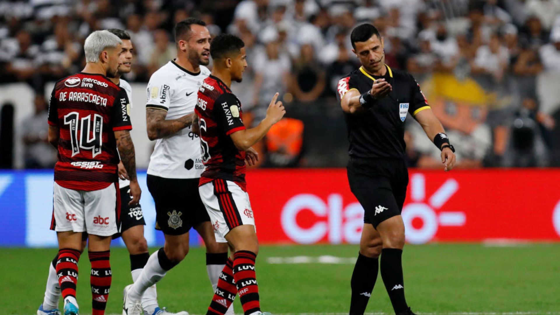 Árbitro da partida entre Corinthians e Flamengo 