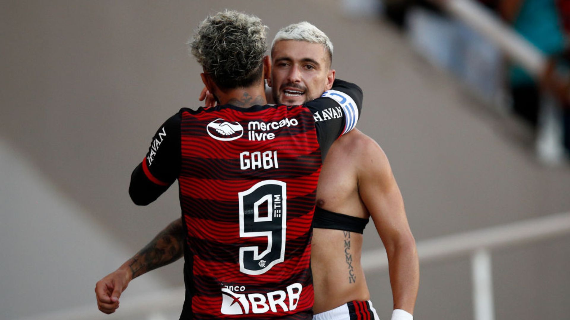 Jogadores do Flamengo, Gabigol e Arrascaeta se abraçando
