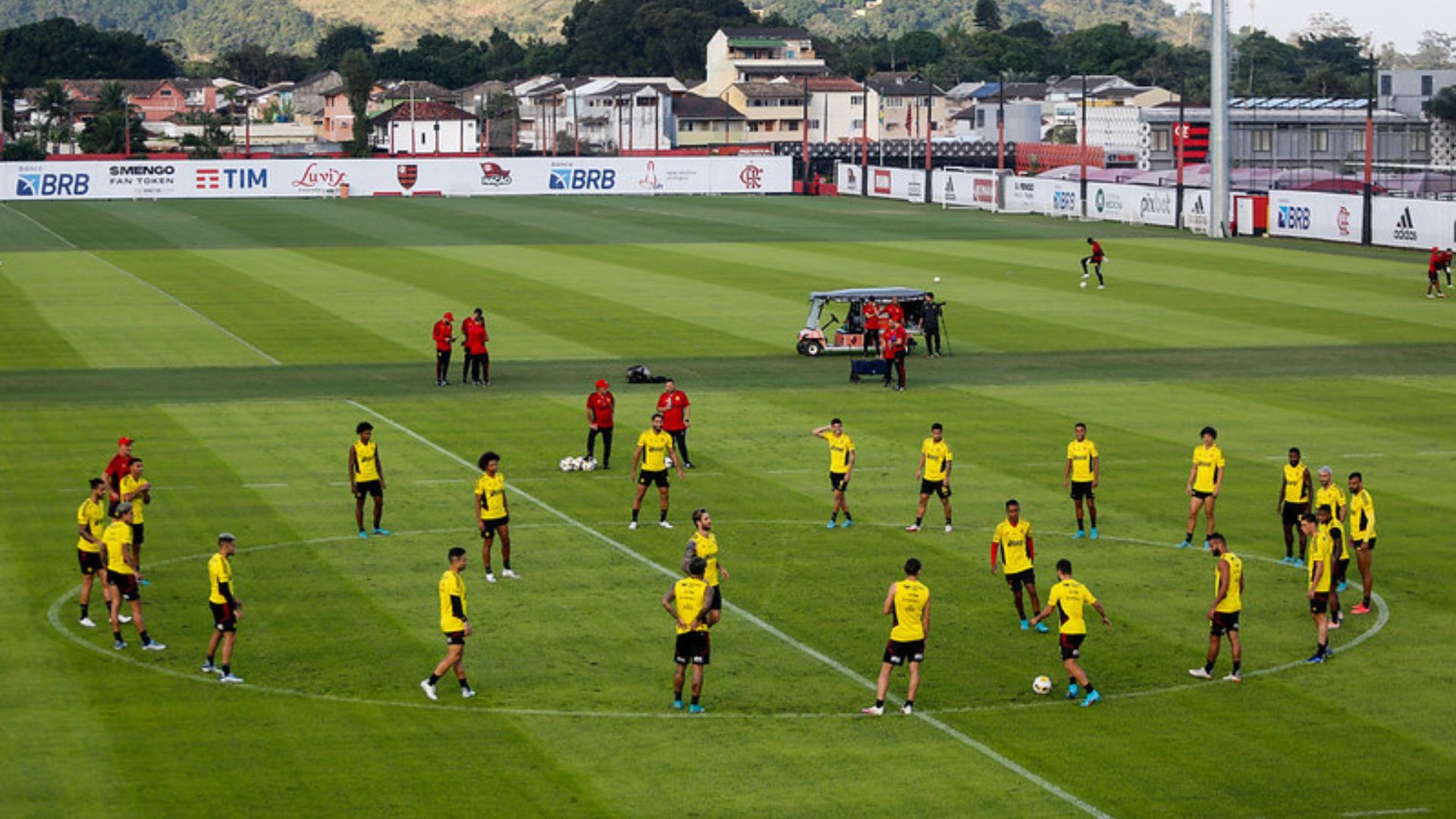 Jogadores do Flamengo em círculo durante o treinamento no CT