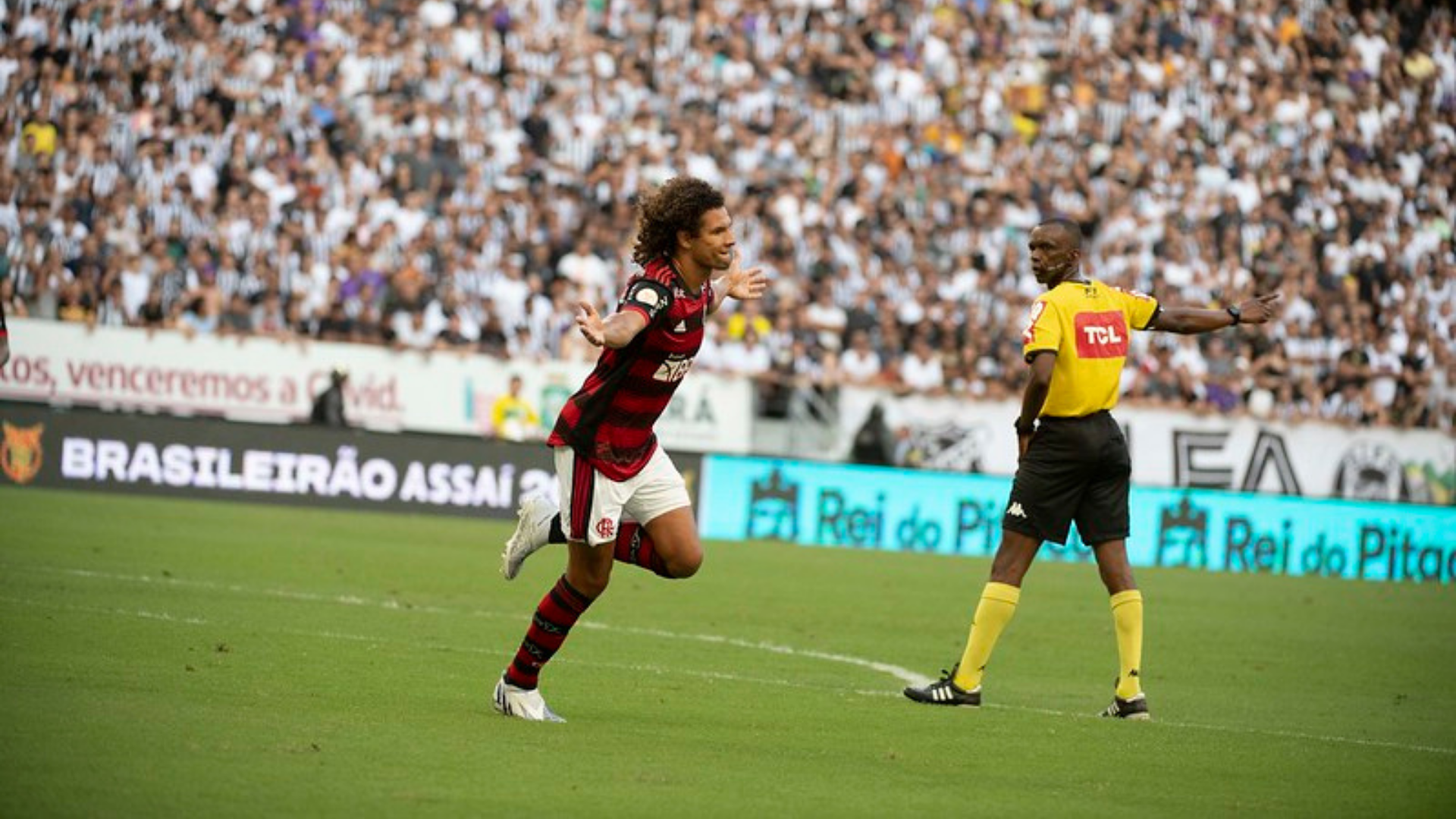 Flamengo vence o Ceará com dois gols de Willian Arão