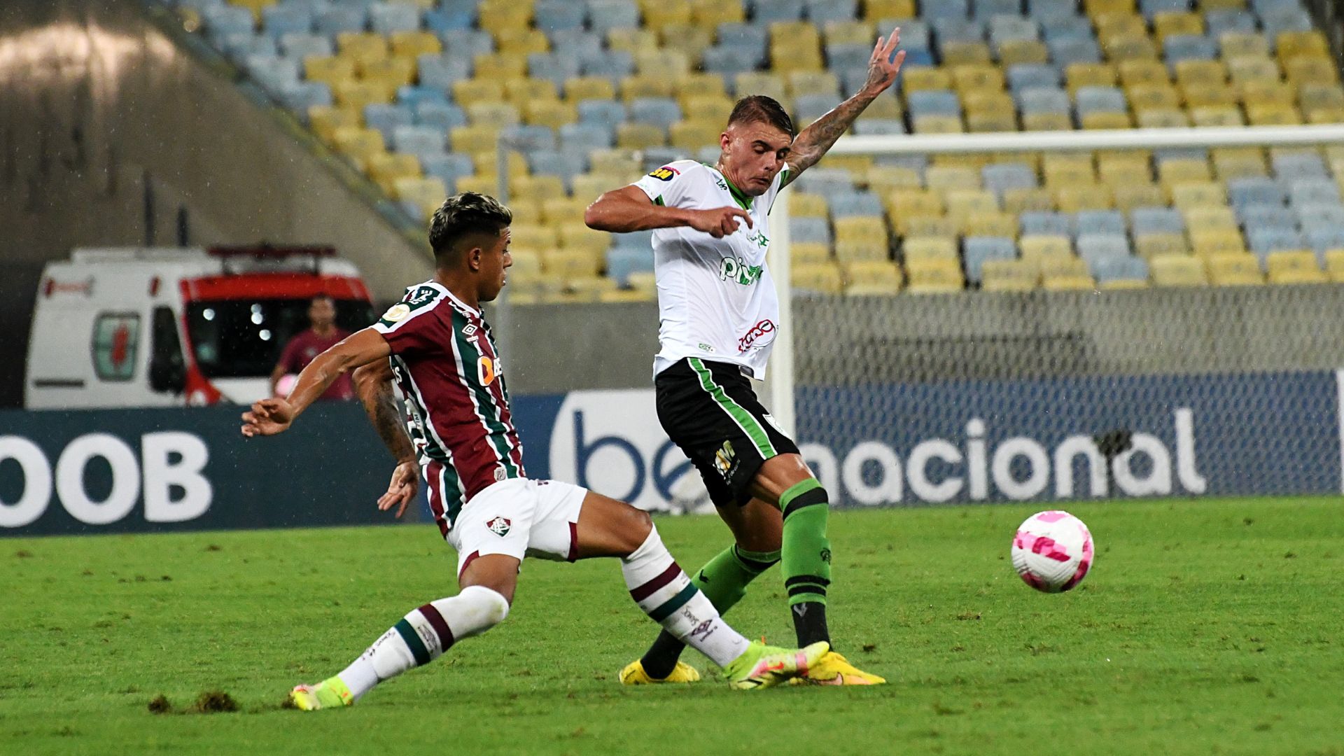 Fluminense e América-MG em campo pelo Brasileirão