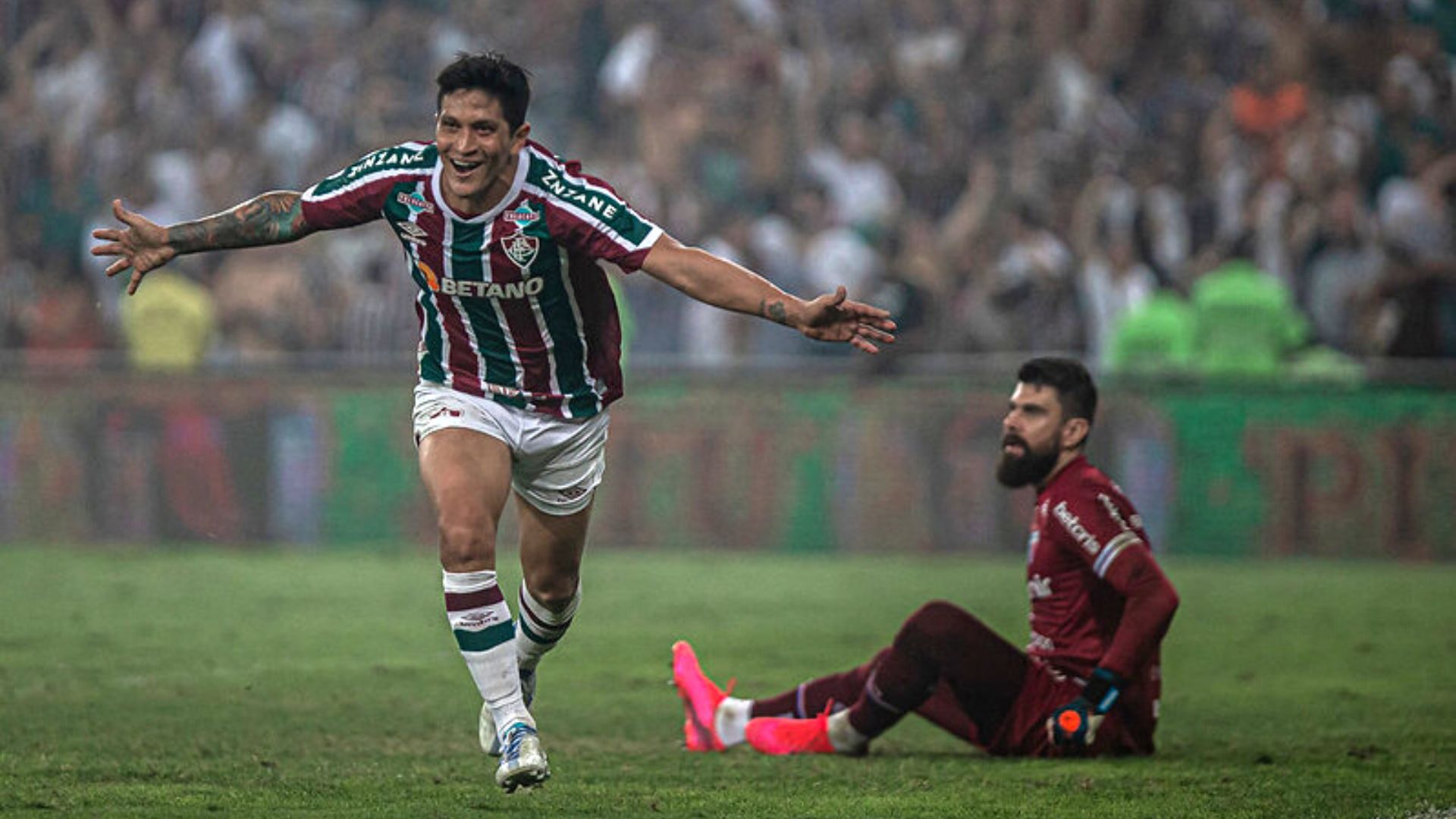 Jogador do Fluminense, Cano comemorando o gol diante do Fortaleza