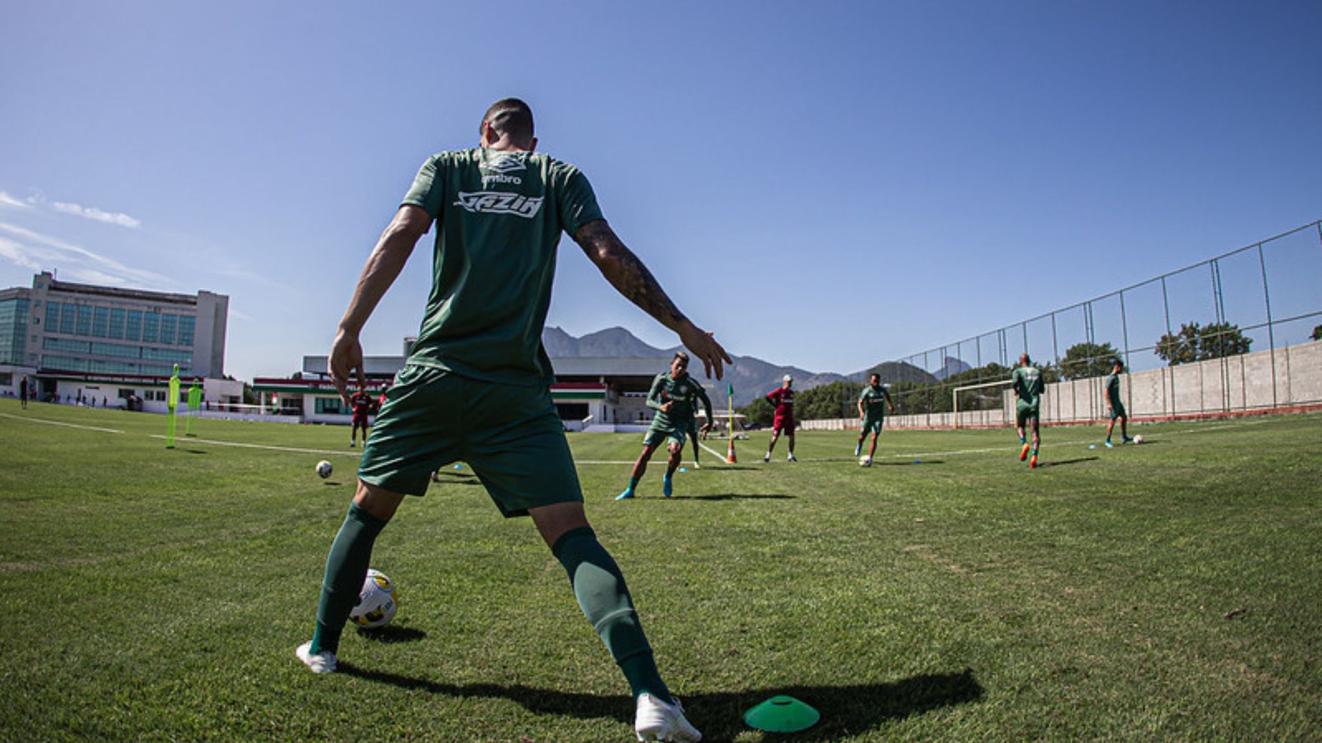 Jogadores do Fluminense em campo no treinamento do dia