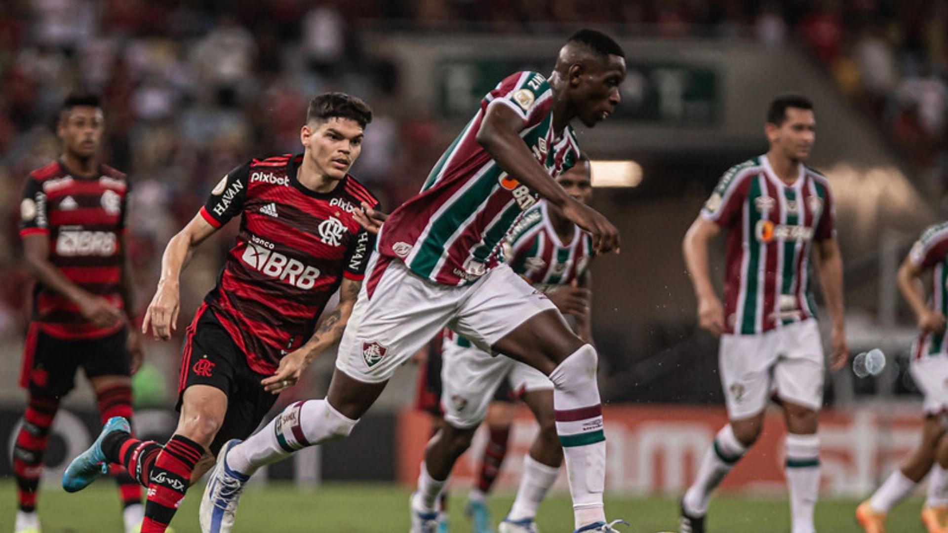 Jogadores de Fluminense e Flamengo em campo pelo Brasileirão