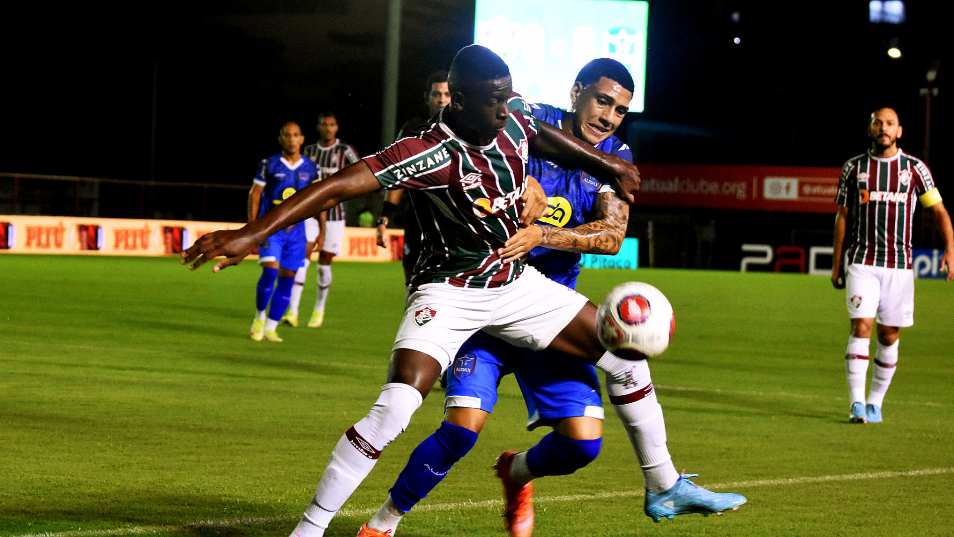 Luiz Henrique disputa bola no jogo do Fluminense
