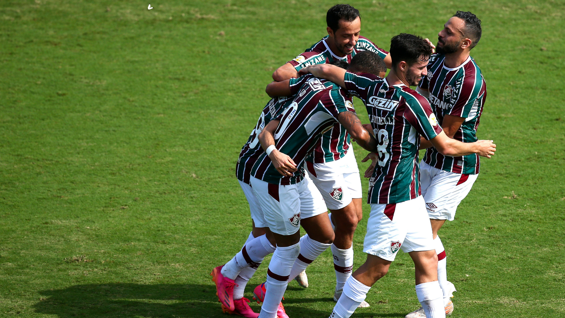 Fluminense comemorando gol contra o Cuiabá