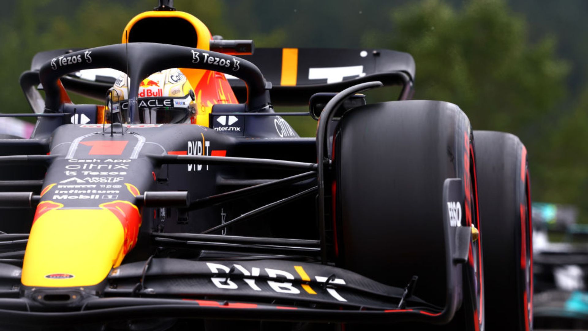 Piloto de Fórmula 1, Max Verstappen dentro do carro da RBR