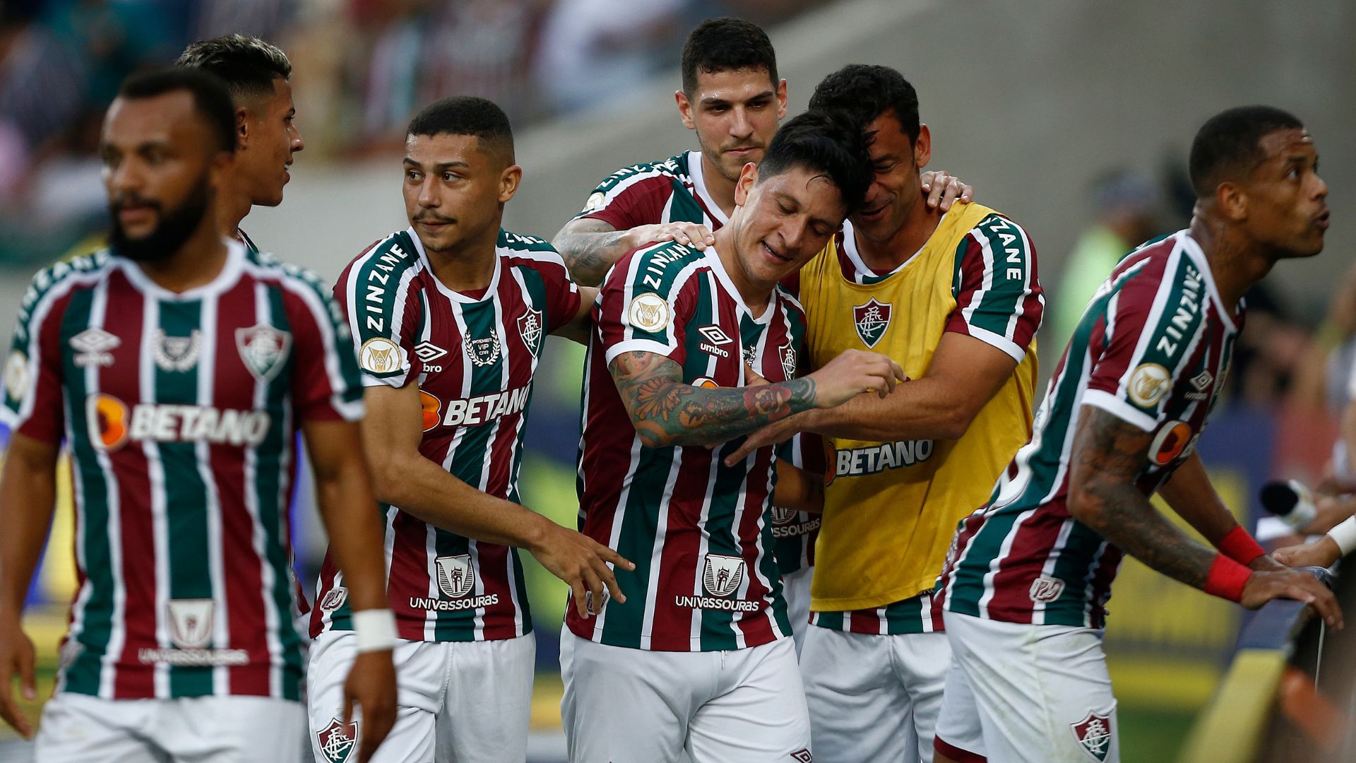 Fred e Cano comemoram gol pelo Fluminense