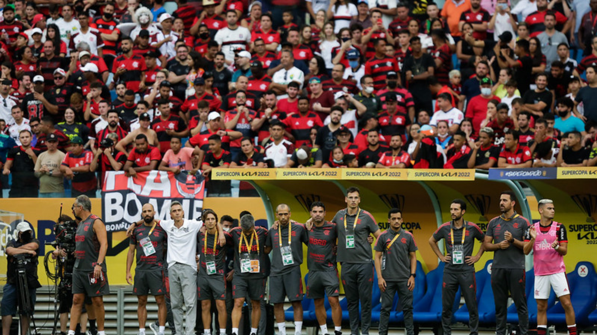 Equipe do Flamengo esperando a cobrança de Gabigol